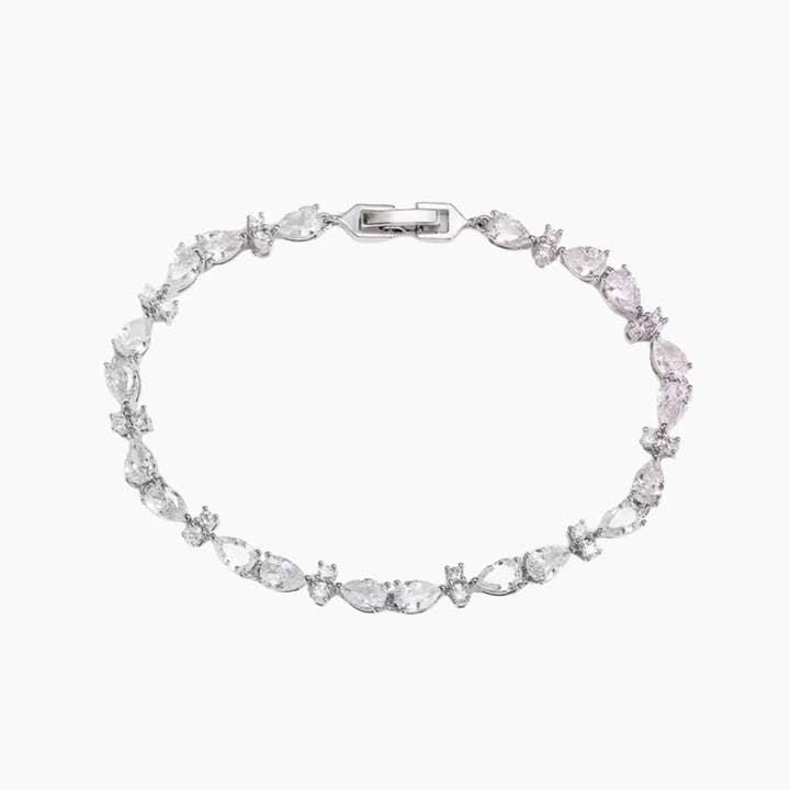 Bracelet de Mariée en Diamant Poire pour la vente par Misha Hawaii Jewelry