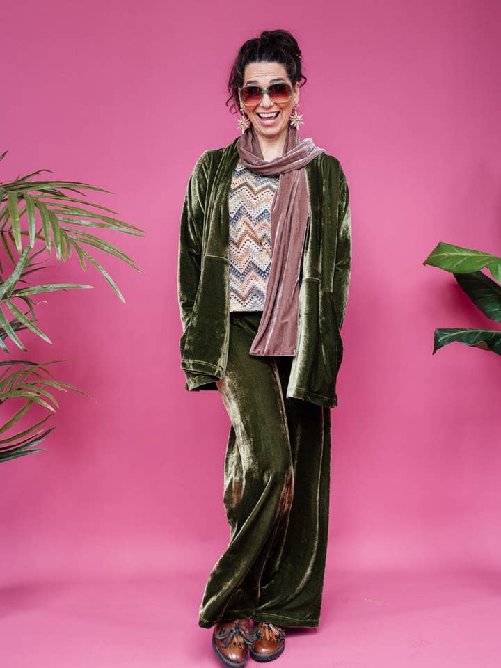 Velvetjakke i mørk oliven for engroshandel hos Megan Crook Textiles