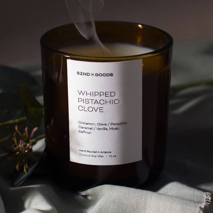 Bougie à mèche en bois parfumée à la pistache fouettée et au clou de girofle pour la vente par SZND GOODS