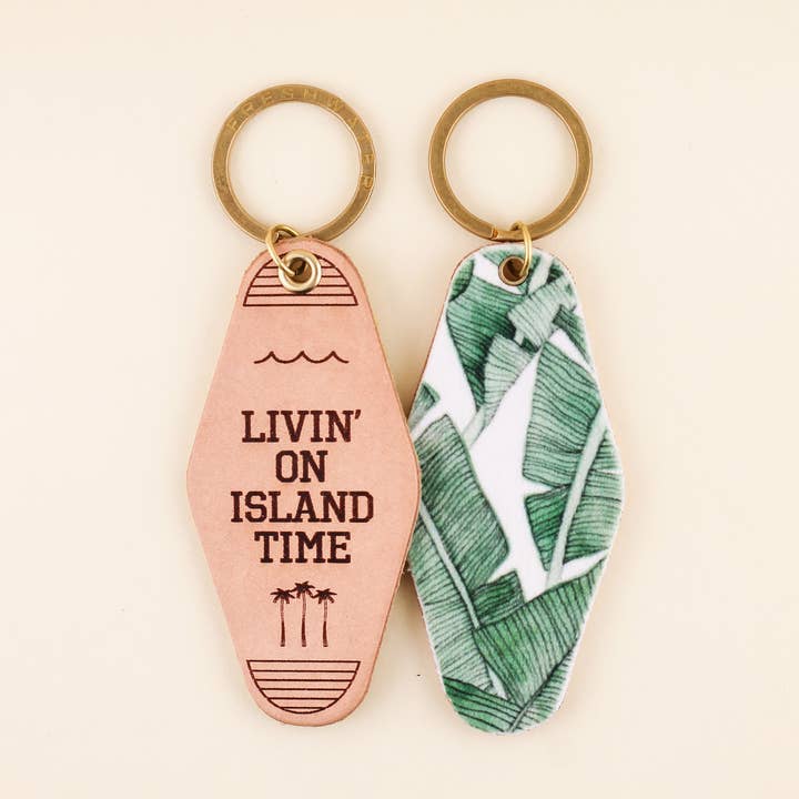 Portachiavi in pelle dell'hotel "Livin' On Island Time" per la vendita all'ingrosso da parte di Freshwater Curated Goods