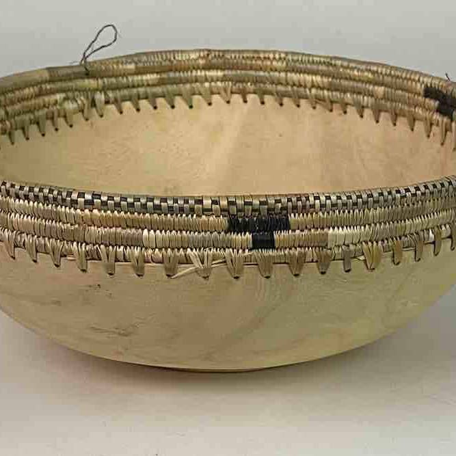 Bol en bois clair avec panier 2 couleurs « Imbehe » Rwanda | 10" pour la vente par The Niger Bend