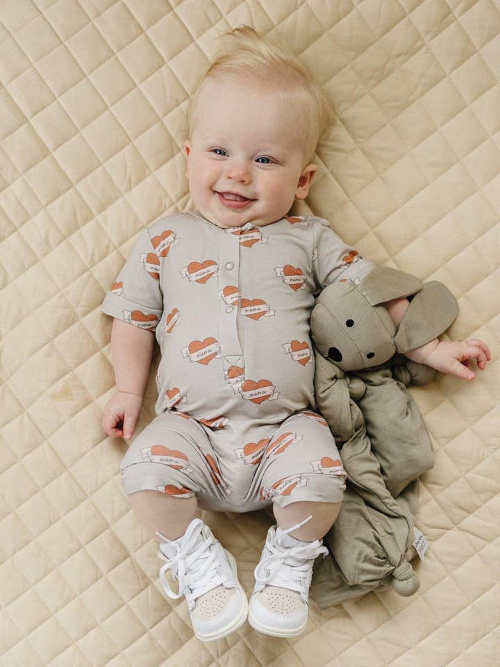 Little Joy Co. - Vente Barboteuse – bébé - Barboteuse Henley en bambou Mama Tattoo Hearts
