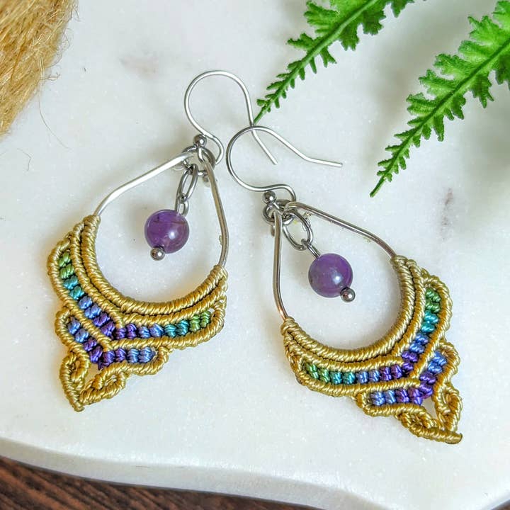 Orecchini in macramè con ametista, abbigliamento Fairycore per la vendita all'ingrosso da parte di Hang Loose Creations