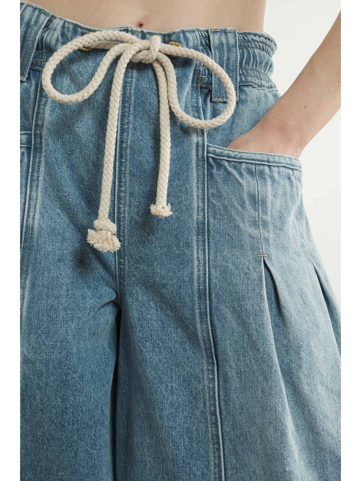 MEDIUM WASH MAP3209 WIDE BARREL DRAWSTRING WAIST JEANS for wholesale on Faire
