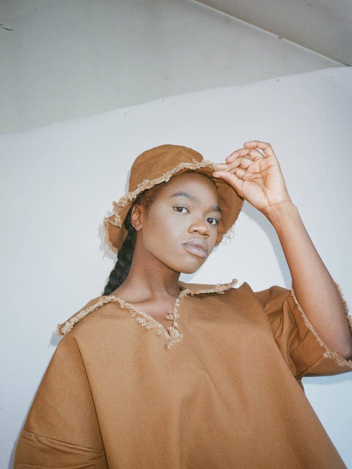 CHAPEAU SEAU - BEIGE À PETIT BORD pour la vente par Ashley Rowe