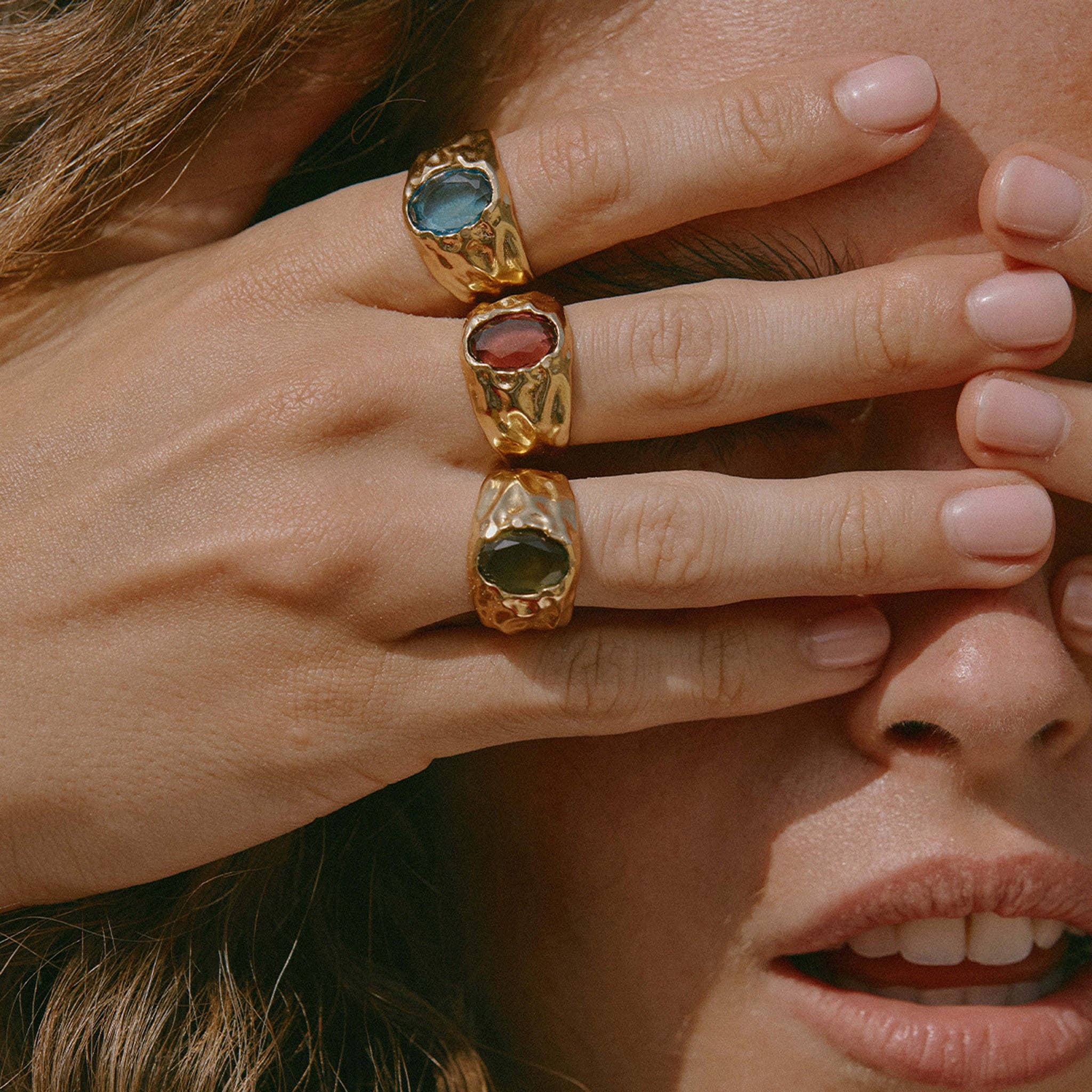 Agapée Jewelry - Wholesale Cocktail/gelegenheidsring - Carmen brede ring in donker groen met goud | waterdicht cadeau sieraad2