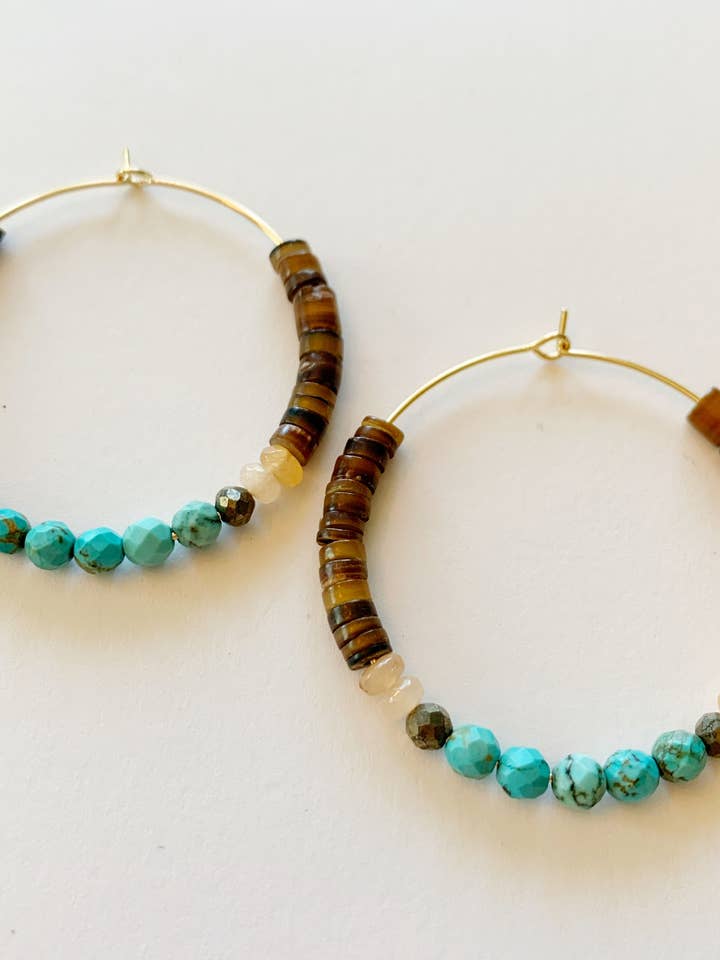 Grandes créoles Shell et Turquoise pour la vente par Ann Vlach Designs