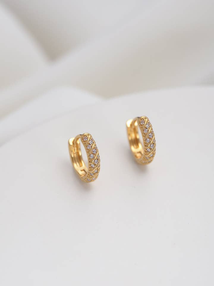 Orecchini Emillia piccoli per la vendita all'ingrosso da parte di Shlomit Ofir Jewelry Design