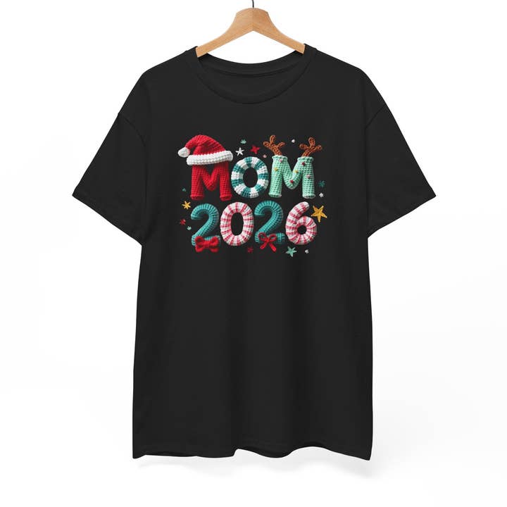 Mamma 2023 jul-T-shirt Festlig polkagris & tomteluva för wholesale av Le Paperie Co