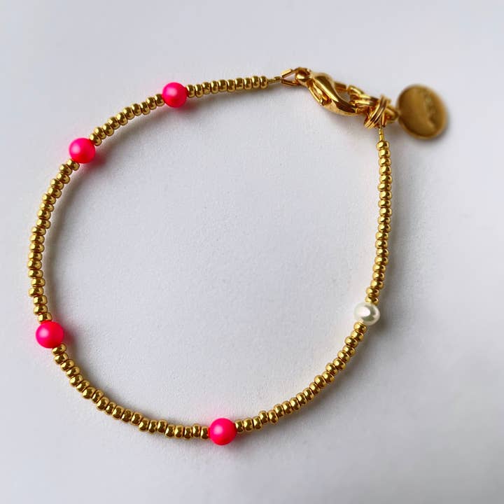 2022-A01-029 - Bracelet - Doré - Swarovski rose fluo - Perles pour la vente par Petite Marie Jewelry
