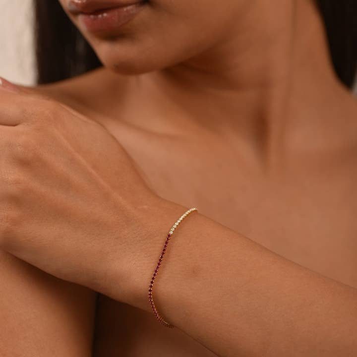 Bracelet de tennis en or rose 14K/18K avec rubis et diamants naturels 50-50 pour la vente par Evara Jewelry