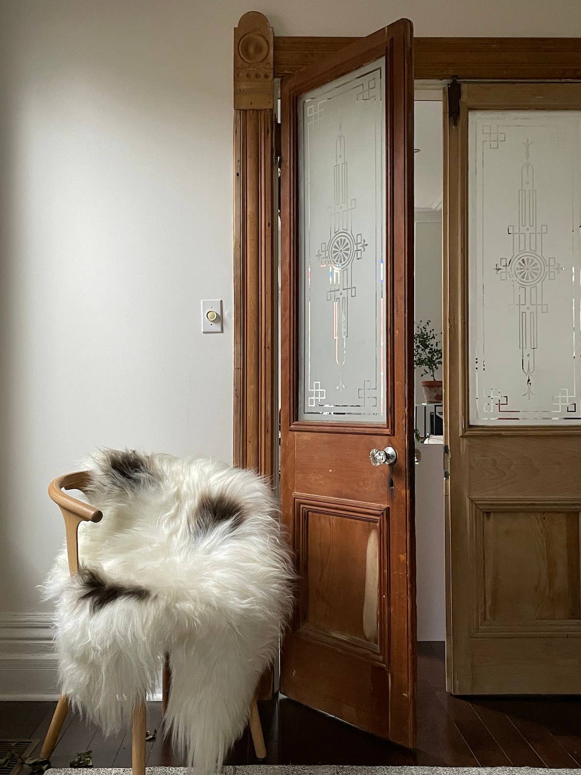 Black Sheep (White Light) - Wholesale Area Rug - Spotted Icelandic Sheepskin Throw Rug | Minimal1