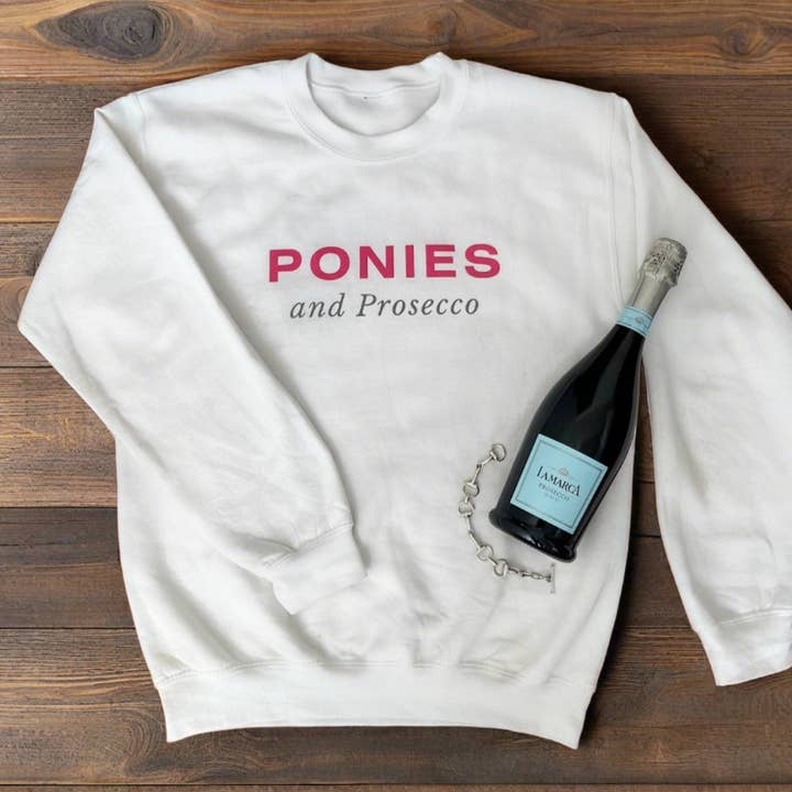 Crewneck Ponies et Prosecco - Blanc avec Rose & Gris : Grand Logo pour la vente par Laced Reins Equestrian