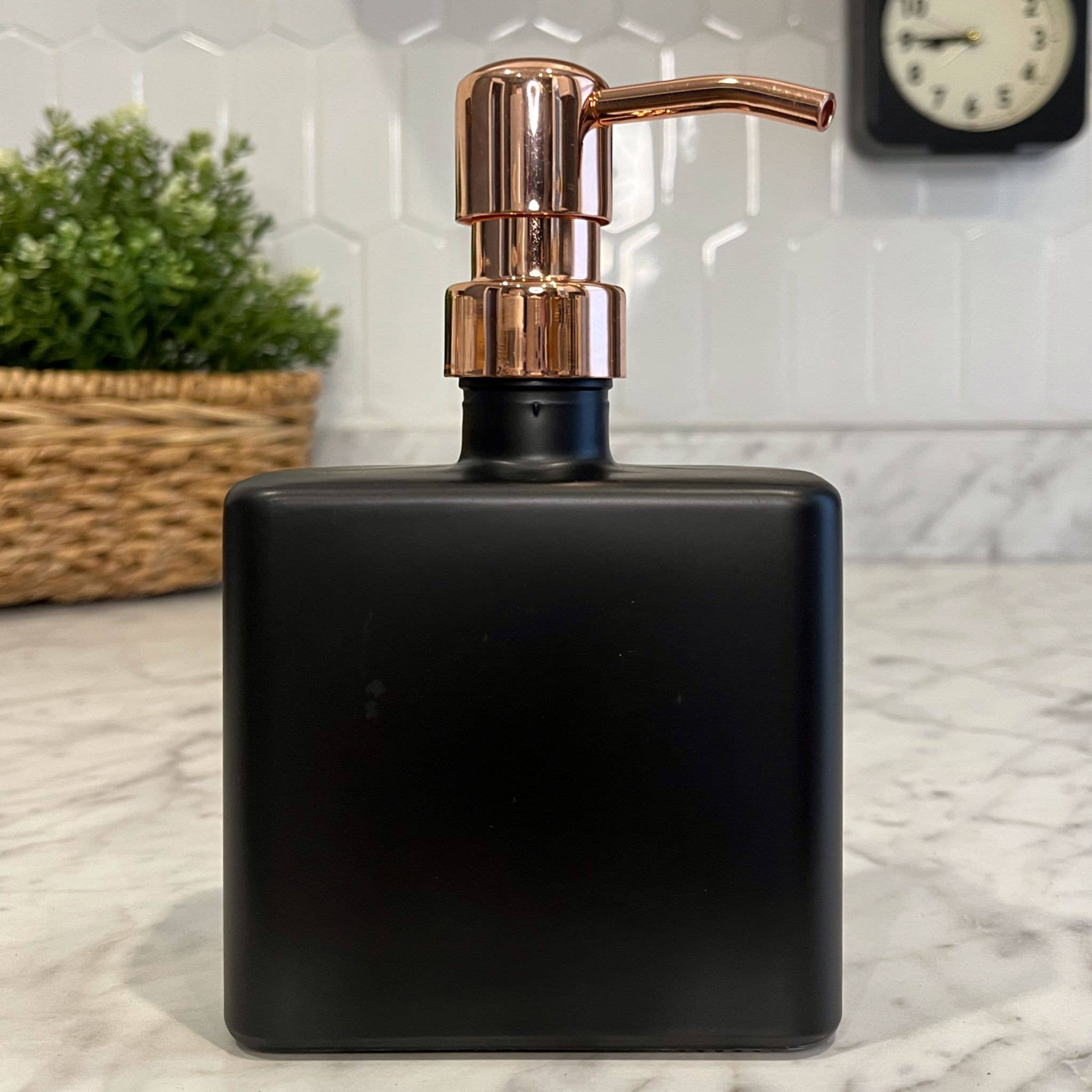 The Bottle Shoppe – Dispensador de sabonete por atacado – Distribuidor de sabão de vidro reciclado Urban Square de 8,5 onças6