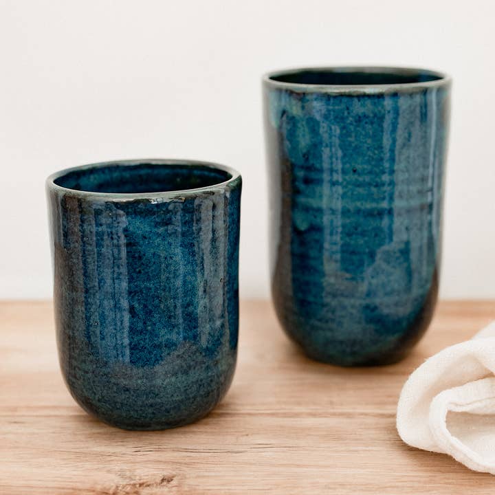 Handgefertigte blaue dunkelblaue Tee- und Kaffeetasse. für den Großhandel von Claycraft