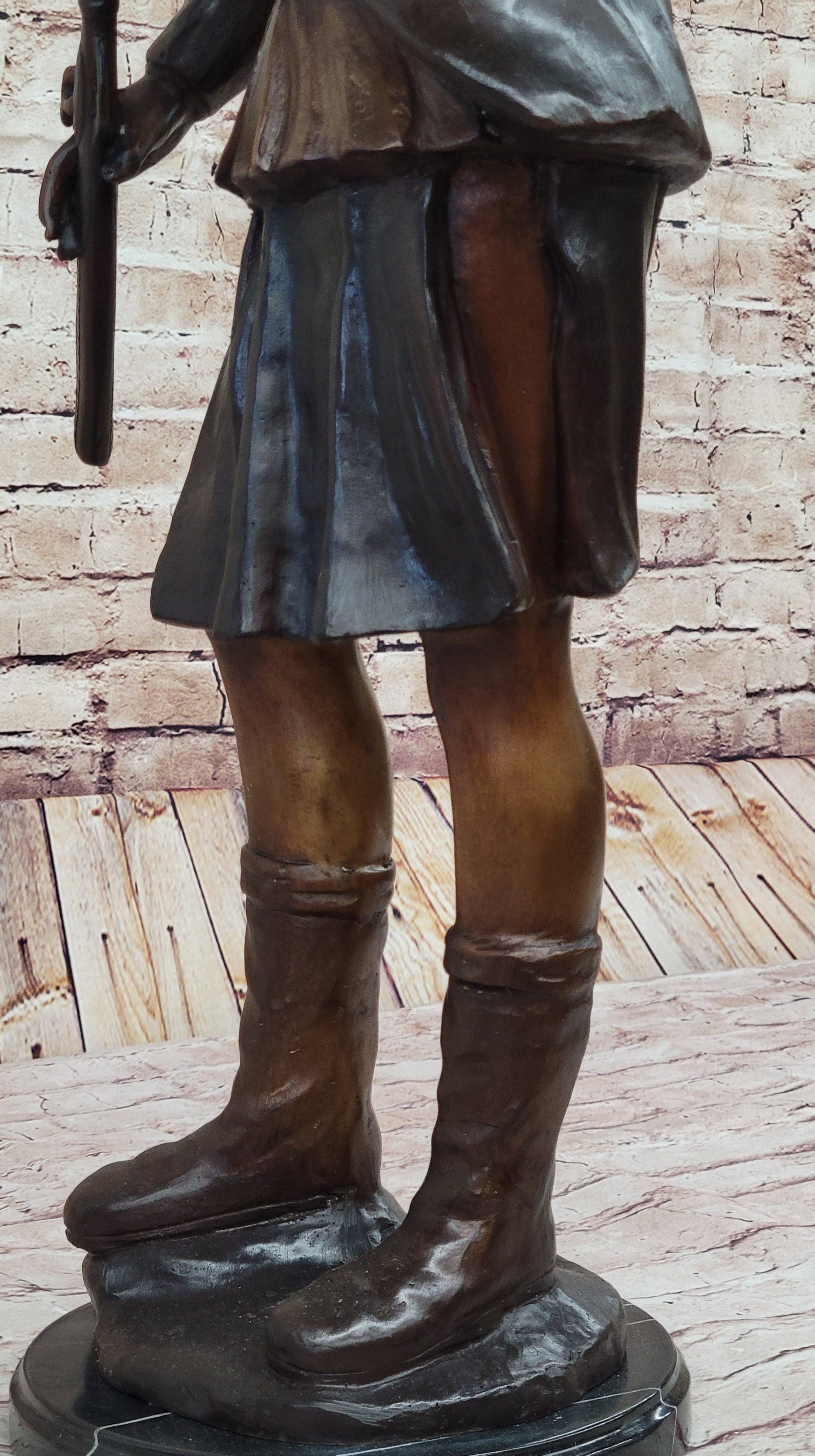 Bronzhaus - Vendita all'ingrosso Scultura - Statuetta in bronzo di Geronimo con fucile realizzata a mano da C.M Russell8