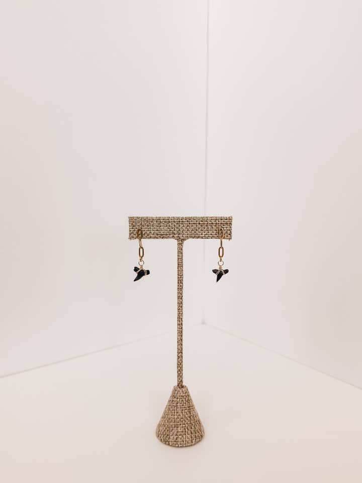 Orecchini Pendenti a Graffetta | Orecchini Impermeabili a Dente di Squalo per la vendita all'ingrosso da parte di Always Augustine