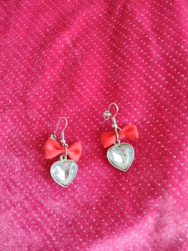 DIAMANTE ÖRHÄNGEN MED RÖD ROSETT för wholesale av Minnirella