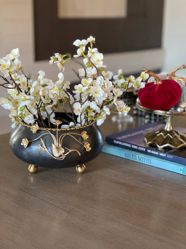 Jarrón de cobre hecho a mano con diseño de flores doradas para venta al por mayor de Bayswater Designs