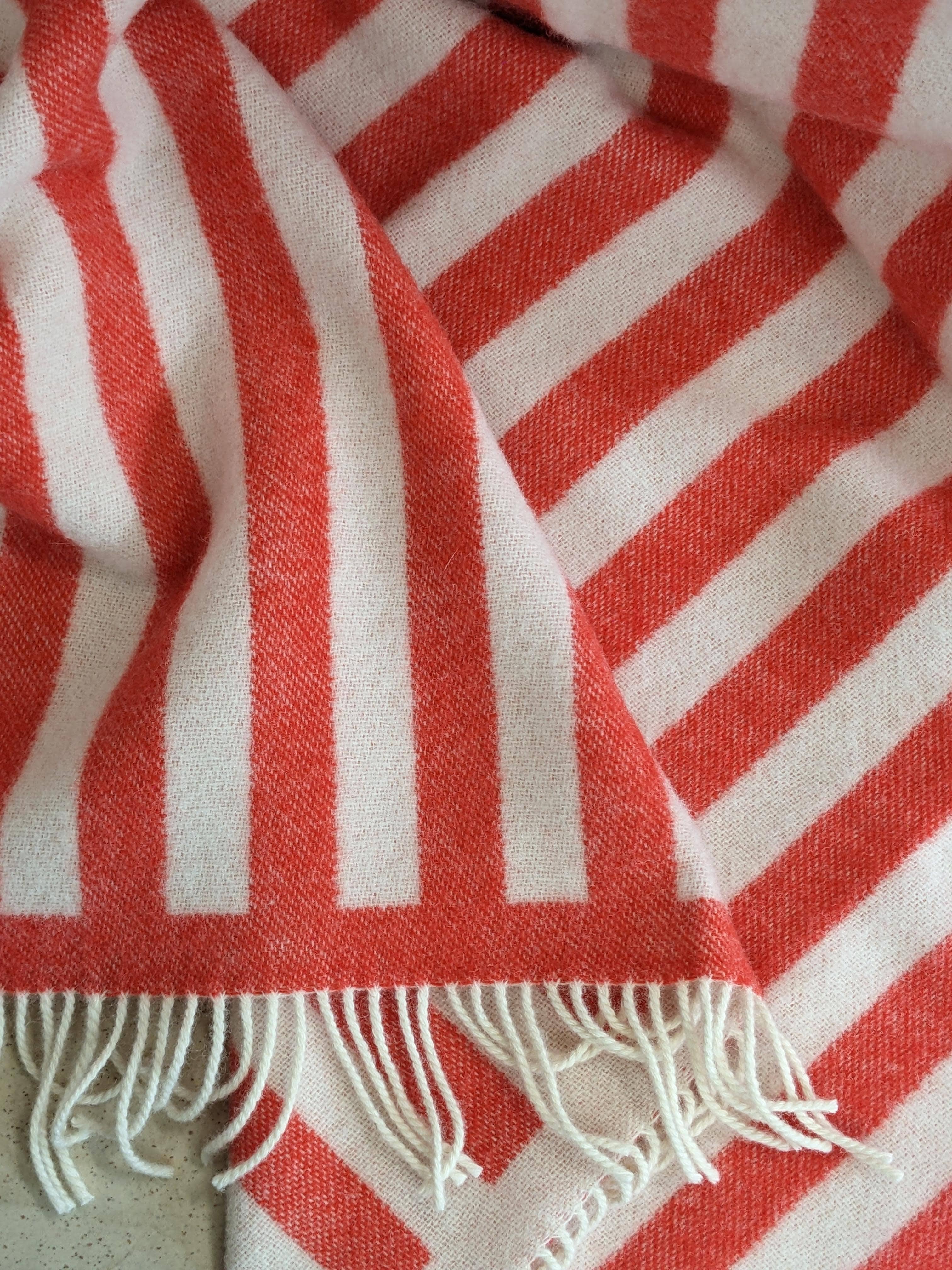 Coudre Berlin - Wholesale Throw Blanket - Wool Blanket / Cozy Blanket STRIPES tomato red / off white1