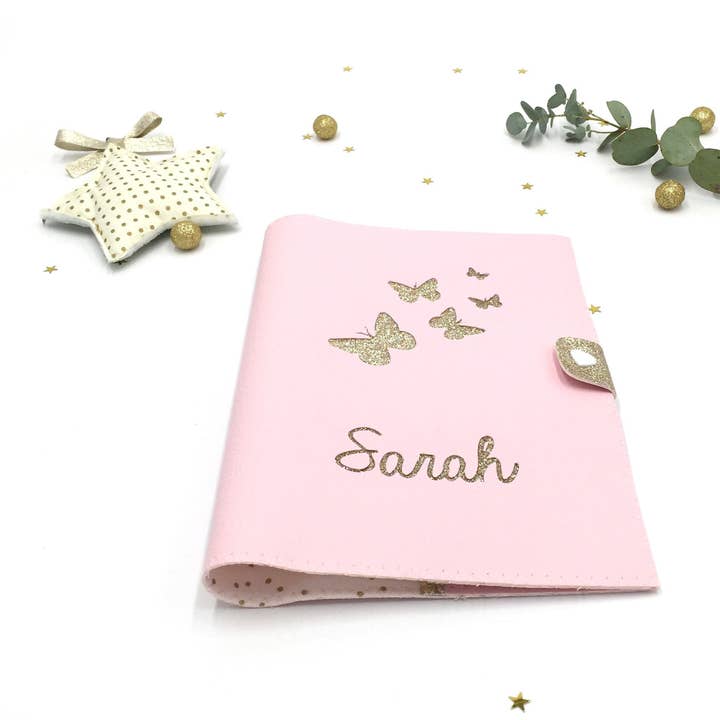 Protège carnet de santé envolée de papillons or en simili cuir rose pour la vente par Crapaud Chou