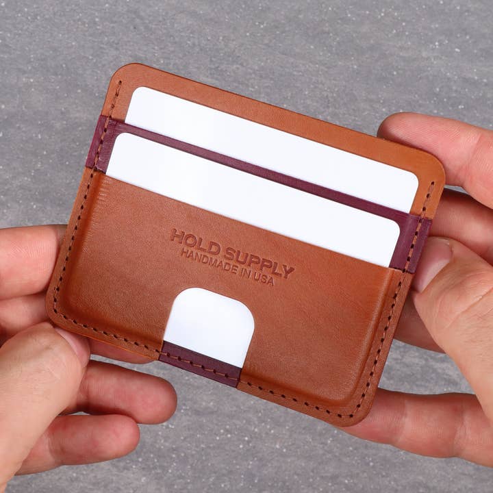 Unisex-Kartenetui aus Leder in Rot und Braun für den Großhandel von HOLD SUPPLY