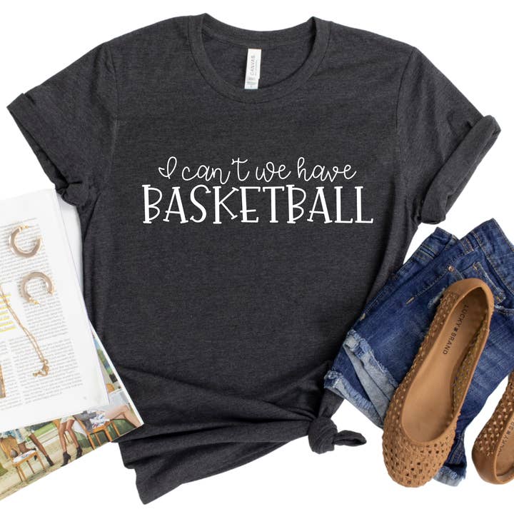 T-shirt drôle pour fan de basket - Je ne peux pas, nous avons du basket T-shirt - Tenue de jour de match pour femmes - T-shirt maman de basket - Idée cadeau pour amateur de sport pour la vente par Epic Life - Designed