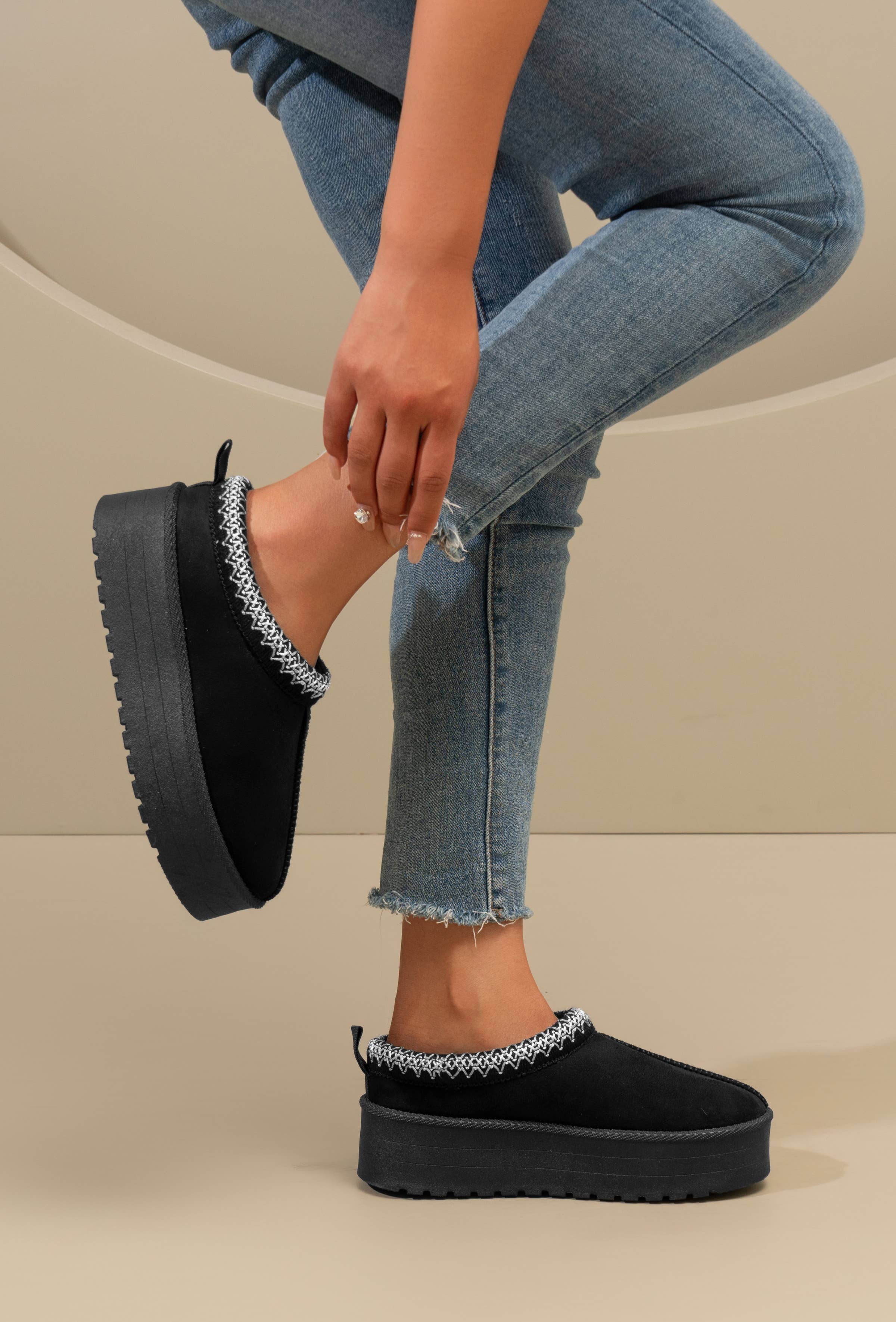 C'M PARIS – Großhandel Schlappen – Damen – Plattform-Hausschuh mit Strickkragen 64358