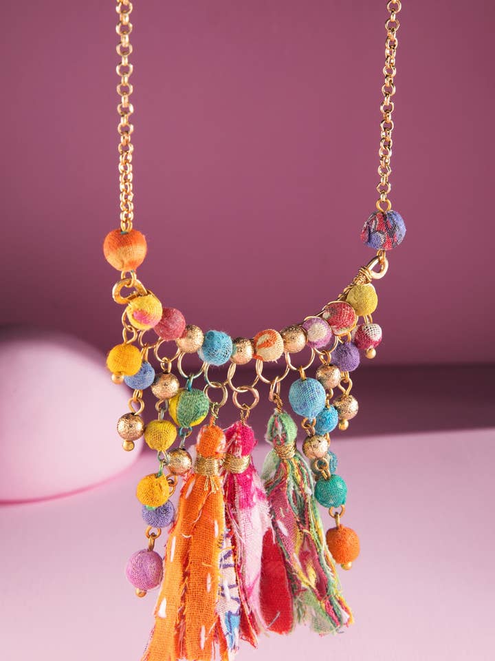 Handgefertigte Halskette mit Anhänger aus Perlenstoffbogen für den Großhandel von Urbanista