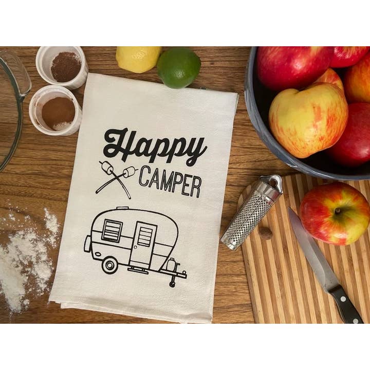 Serviette de cuisine Happy Camper en coton sérigraphié 30x30". pour la vente par Bewilderberries