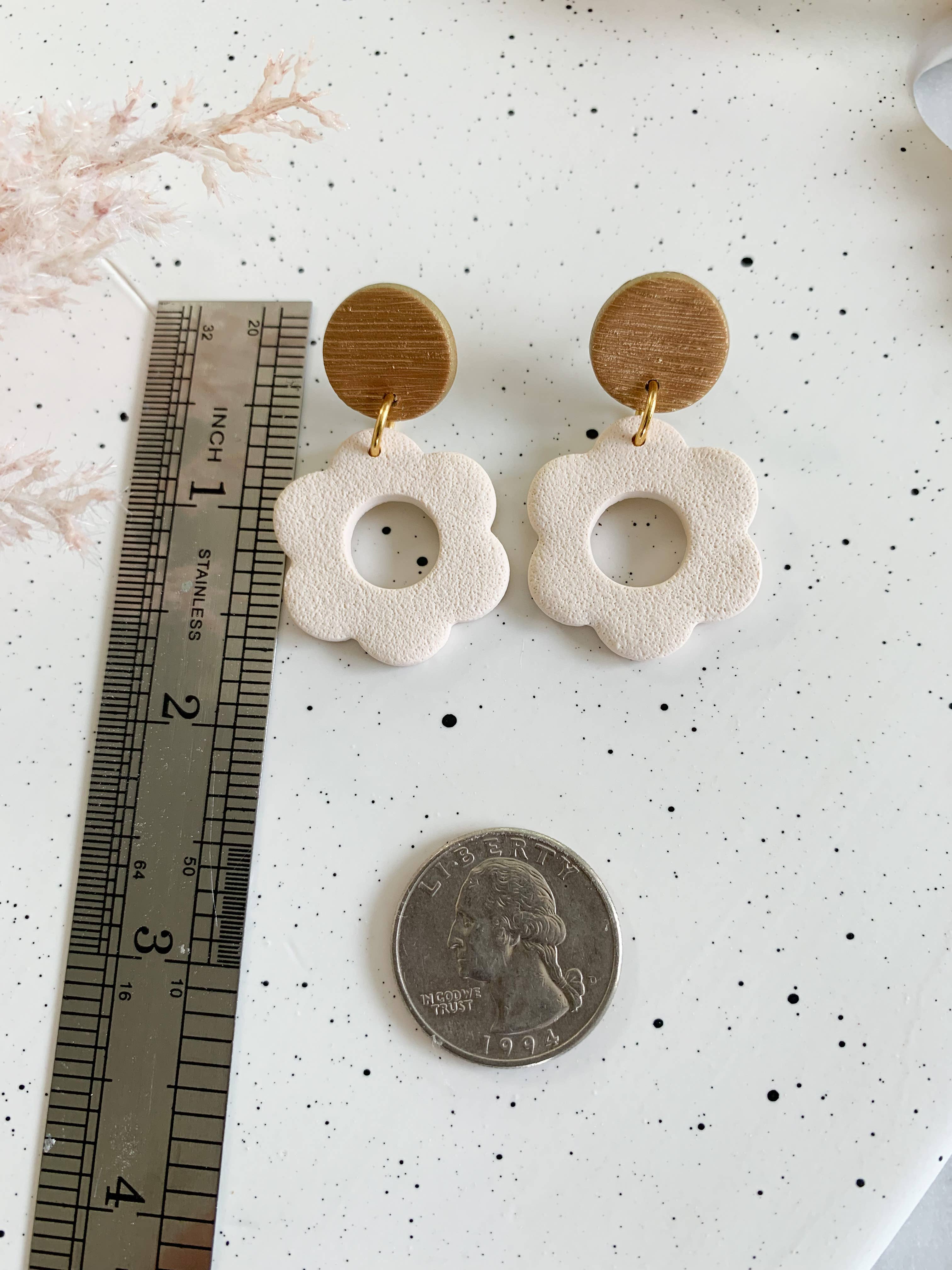 Lotus of clay – wholesale Hängande örhängen – Daisy lera Dingla Örhängen2