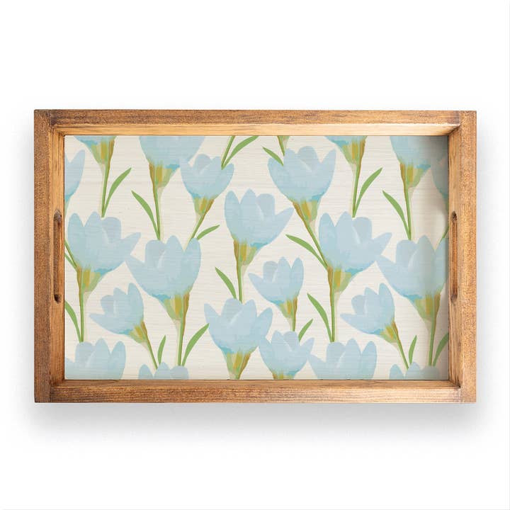 Plateau de service en bois avec fleurs de tulipe bleues pour la vente par Rustic Marlin