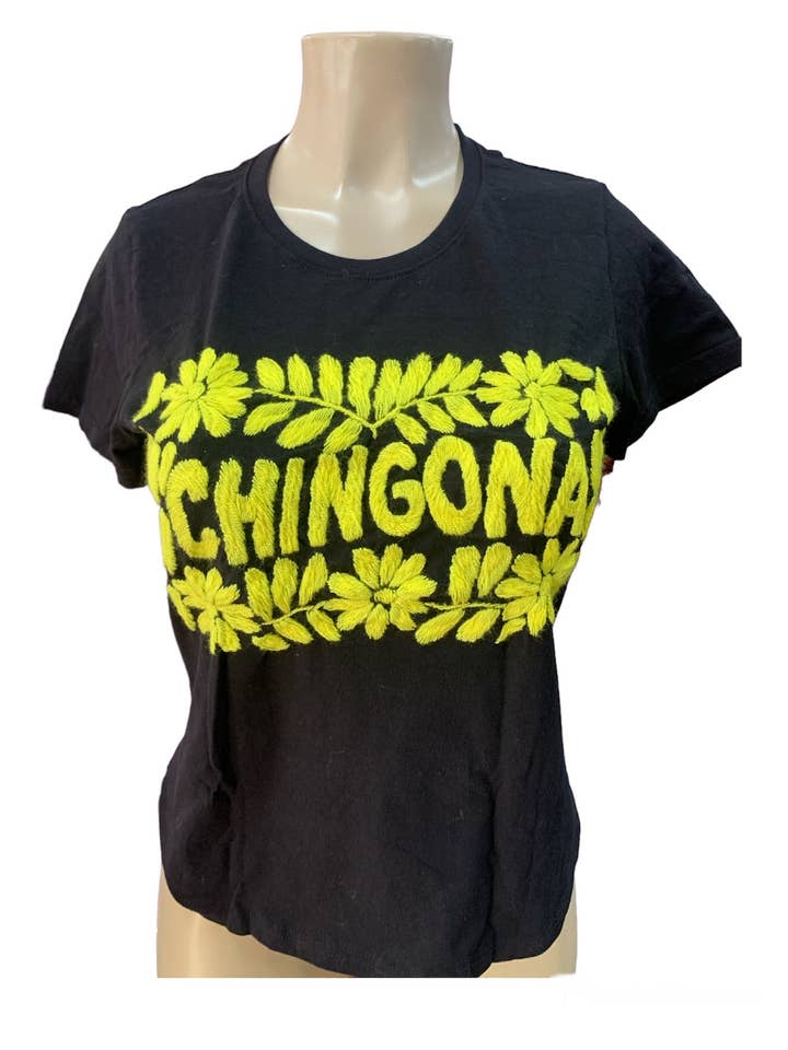 T-shirt Chingona brodé noir pour la vente par Cielito Lindo