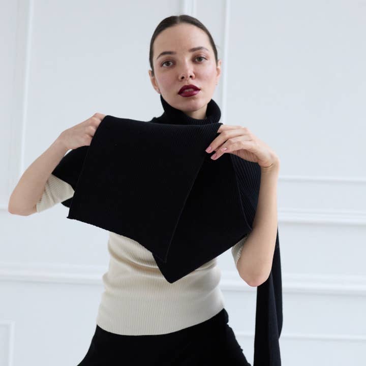 London Atelier Byproduct – wholesale Knitted jumper – Women′s – Black Knit Turtleneck Shawl4