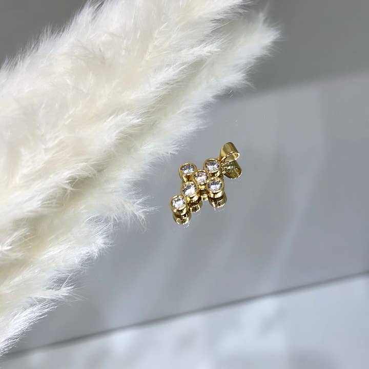 Kruis met ronde kristallen bedel voor wholesale door Glam Bar Bazaar