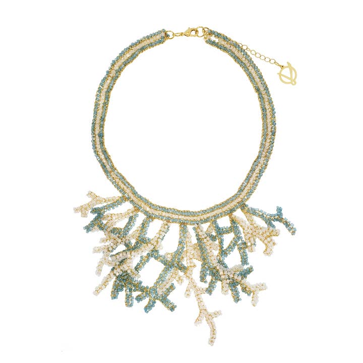Collier crocheté fait main en corail mélangé bleu et blanc pour la vente par Lavish By Tricia Milaneze