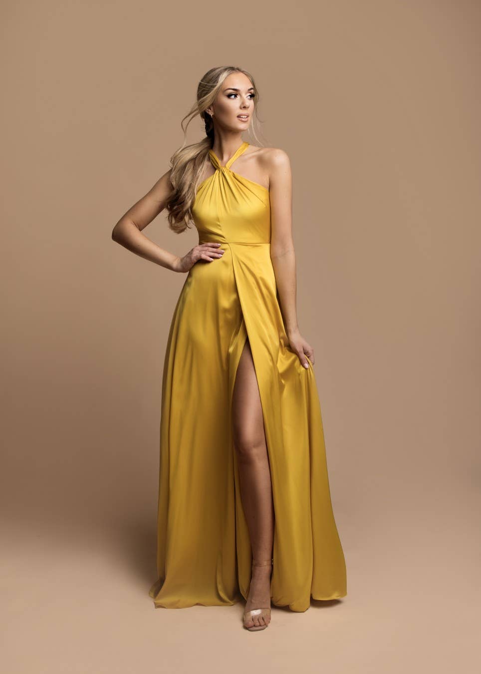 Eva & Lola - Epsilonn – Großhandel Abendkleid – Damen – Langes Satinkleid mit Rückenausschnitt und Beinschlitz – R14594