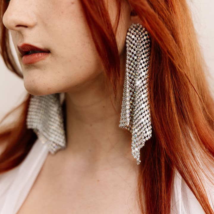 Orecchini pendenti con strass Maximalist Jewelry da festa per la vendita all'ingrosso da parte di FashionMeme LLC