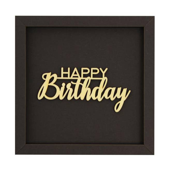 Happy Birthday - træbogstaver i ramme af pap for engroshandel hos werkpunk
