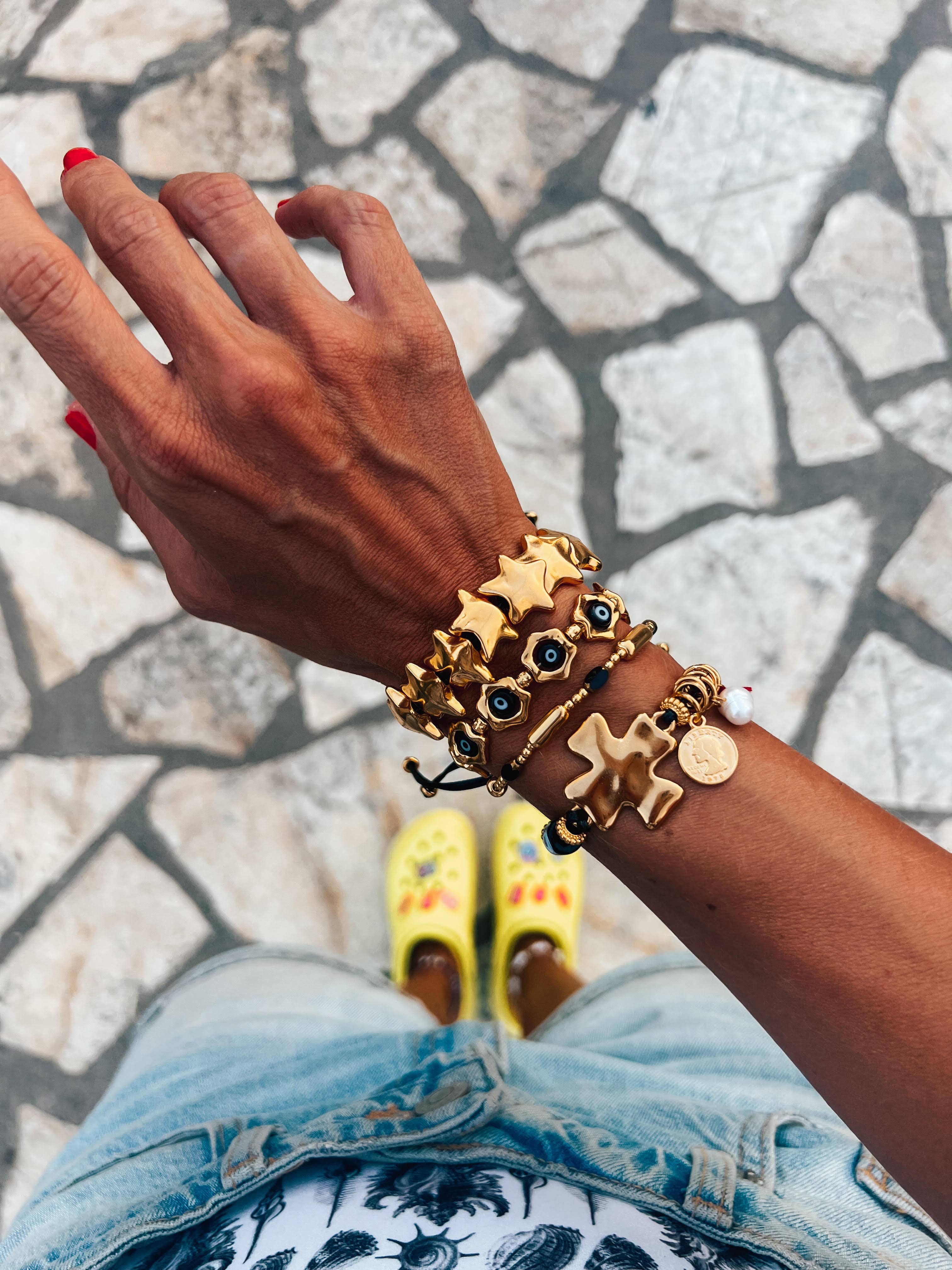 Goupi – Engroshandel Perlearmbånd – Guldarmbånd med sort justerbar snor2