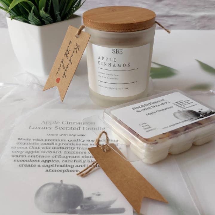 Ensemble de bougies de soja aux pommes et à la cannelle, d'un pot à glace et de cire fondue pour la vente par Simplybyelegance