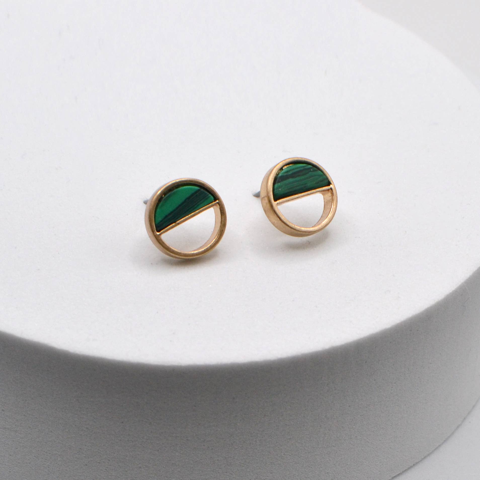 StarryNYC - Venta al por mayor Pendientes de botón/aretes de poste - Aretes Howlite con botones cepillados y corte redondo4