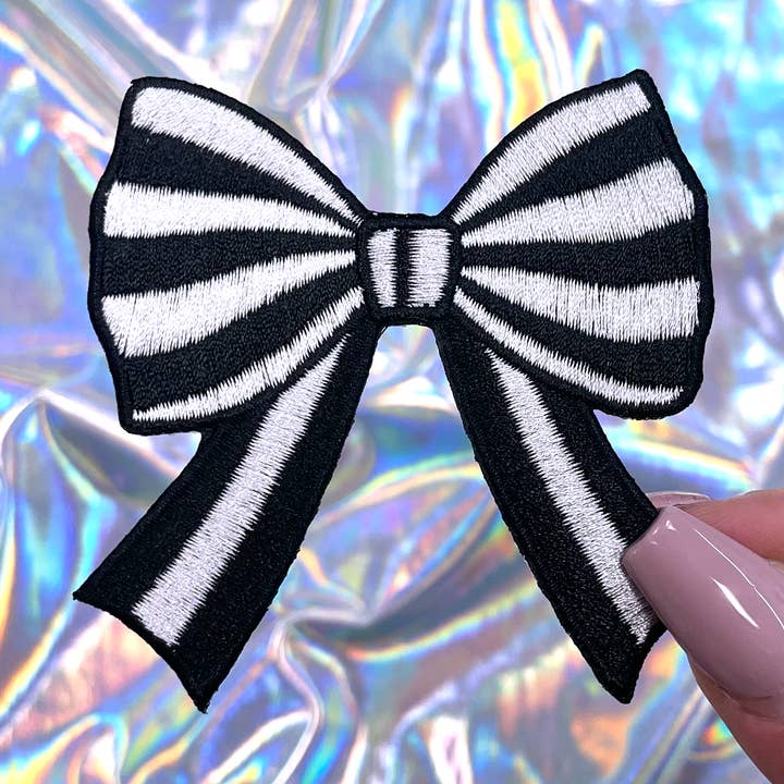 Toppa con fiocco in civetta a righe nere ricamata termoadesiva per la vendita all'ingrosso da parte di The Crafty Engineer