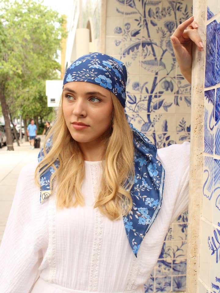 Foulard Quadrato Floreale Blu Scuro per la vendita all'ingrosso da parte di The Scarf Bar