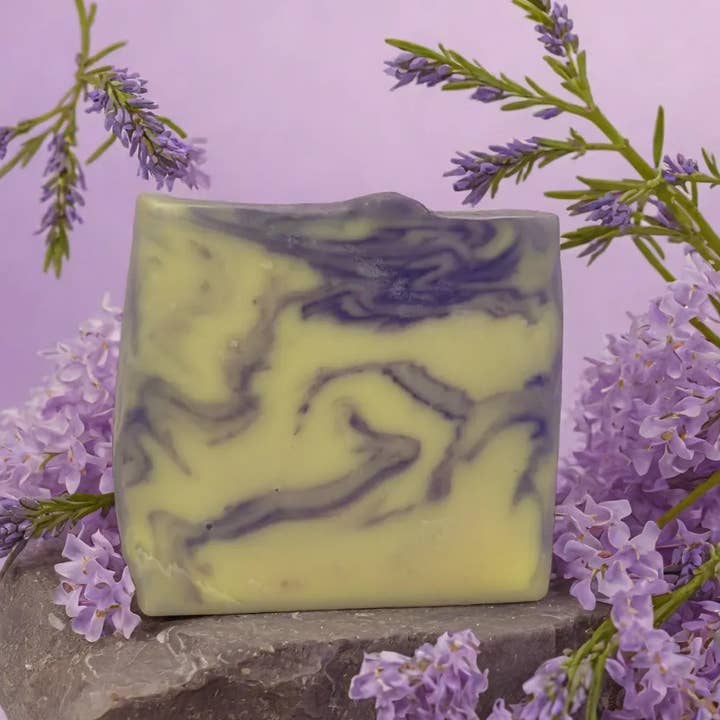 Kleine Auszeit Manufaktur - Wholesale Zeepblok - LAVENDER PEKELZEEP1