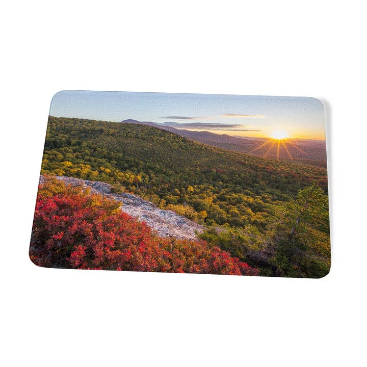 Planche à découper Nubble Sunset au début de l'automne par Chris Whiton pour la vente par American Brand Studio