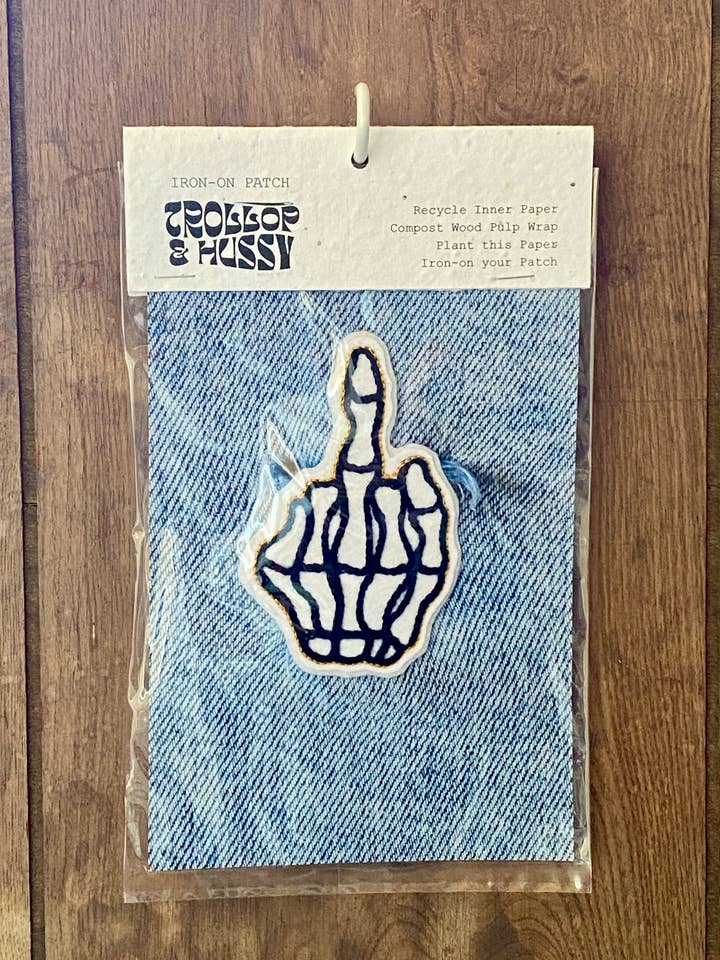 Patch thermocollant squelette fait main pour la vente par Trollop and Hussy Handmade