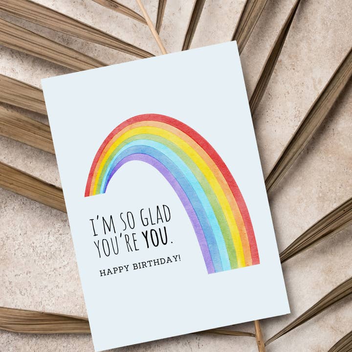 Ich bin so froh, dass du du bist LGBTQ+ Geburtstagskarte | Premium-Leinenpapier | Pride-Feierkarte für den Großhandel von JoeyPrints