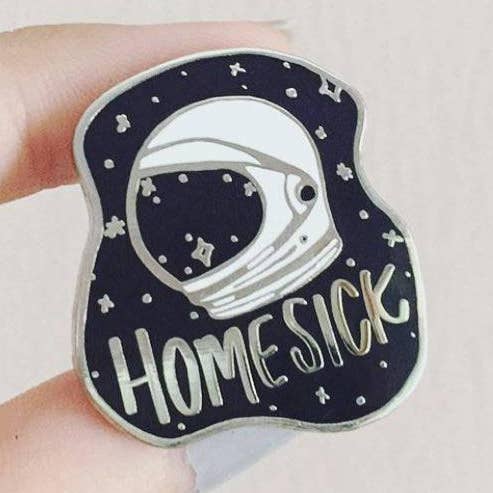 Heimwee emaille pin voor wholesale door Lil Boat Boutique