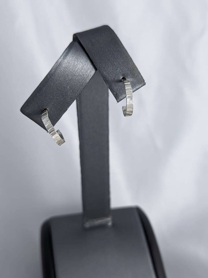 Sterling Silver Strukturerad Hoops för wholesale av MB Piper Metalsmith